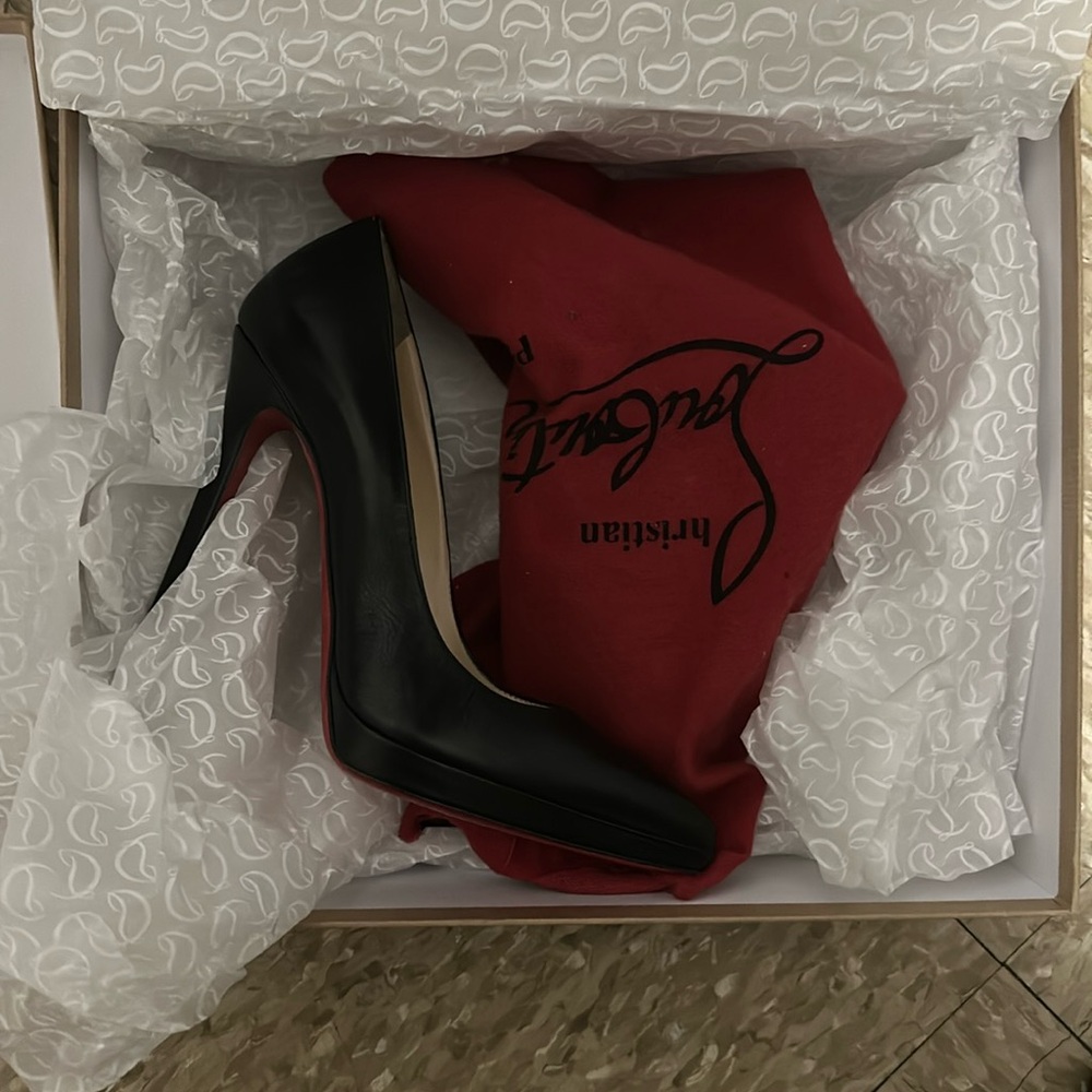 Christian Louboutin Red Sole Pumps